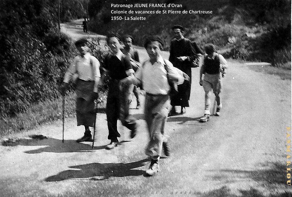 COLO JEUNE FRANCE 1950 la Salette, groupe de queue au retour.jpg